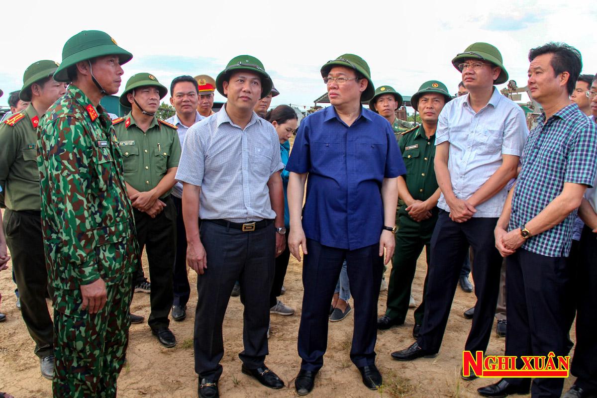 Phó Thủ tướng Chính phủ Vương Đình Huệ kiểm tra công tác chữa cháy rừng tại huyện Nghi Xuân