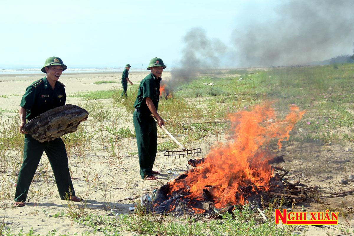 Chiến sỹ biên phòng Lạch Kèn chung tay làm sạch vệ sinh môi trường biển