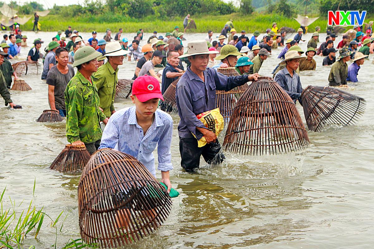 "Đến hẹn lại lên" người dân mang nơm, lưới, vó về tham gia lễ hội đánh cá Đồng Hoa