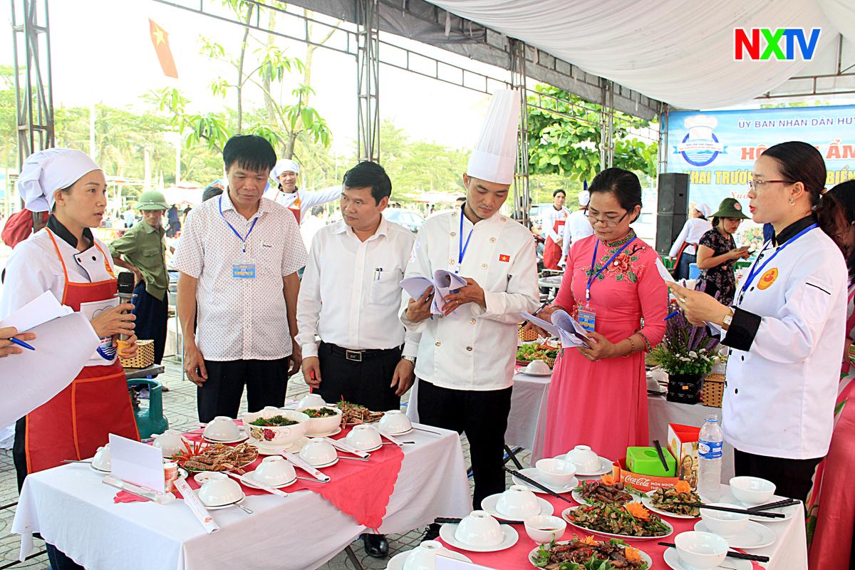 [Photo] Xem các đầu bếp trổ tài hội thi ẩm thực khai trương mùa du lịch biển