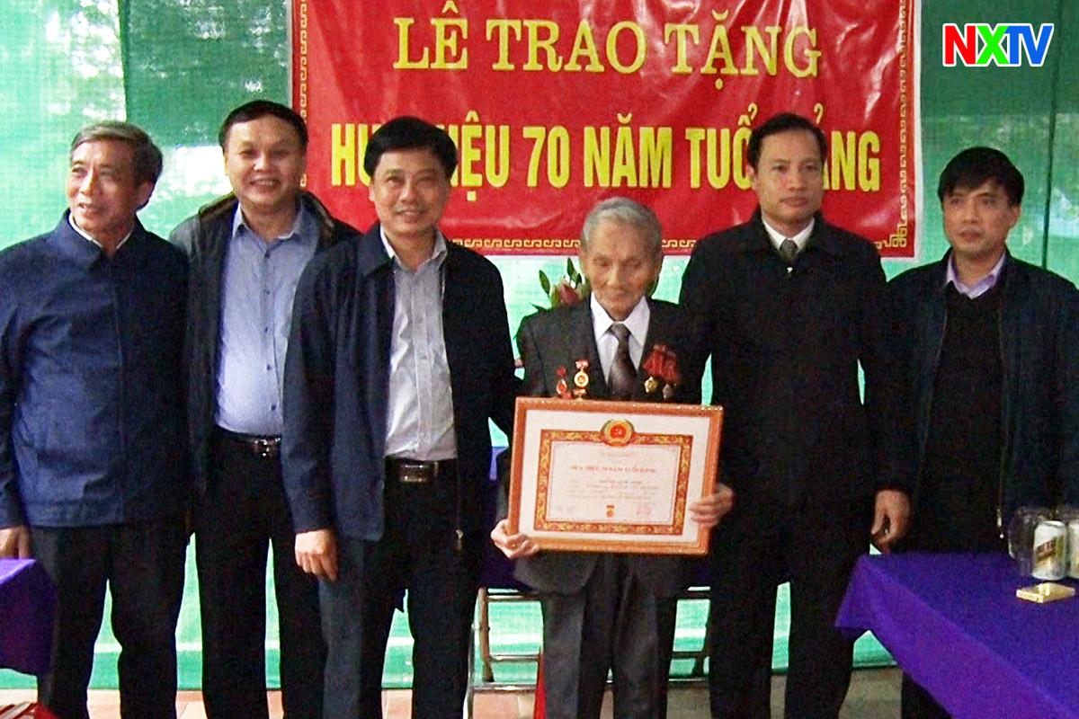 Phó Bí thư Thường trực Huyện ủy trao tặng huy hiệu 70 năm tuổi Đảng cho đảng viên ở Xuân Lam