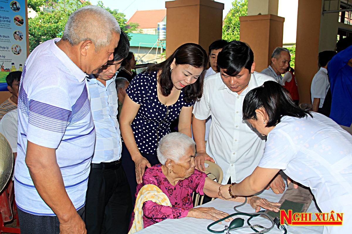 Khám, cấp thuốc miễn phí cho 400 người dân thuộc gia đình chính sách, hộ nghèo 2 xã Xuân Thành, Xuân Yên