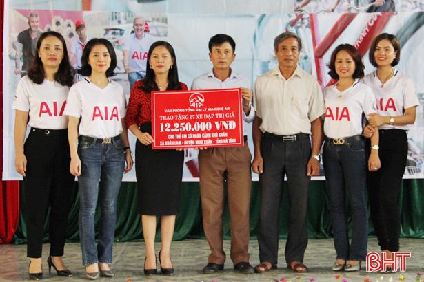 AIA Việt Nam trao tặng xe đạp cho học sinh nghèo Nghi Xuân