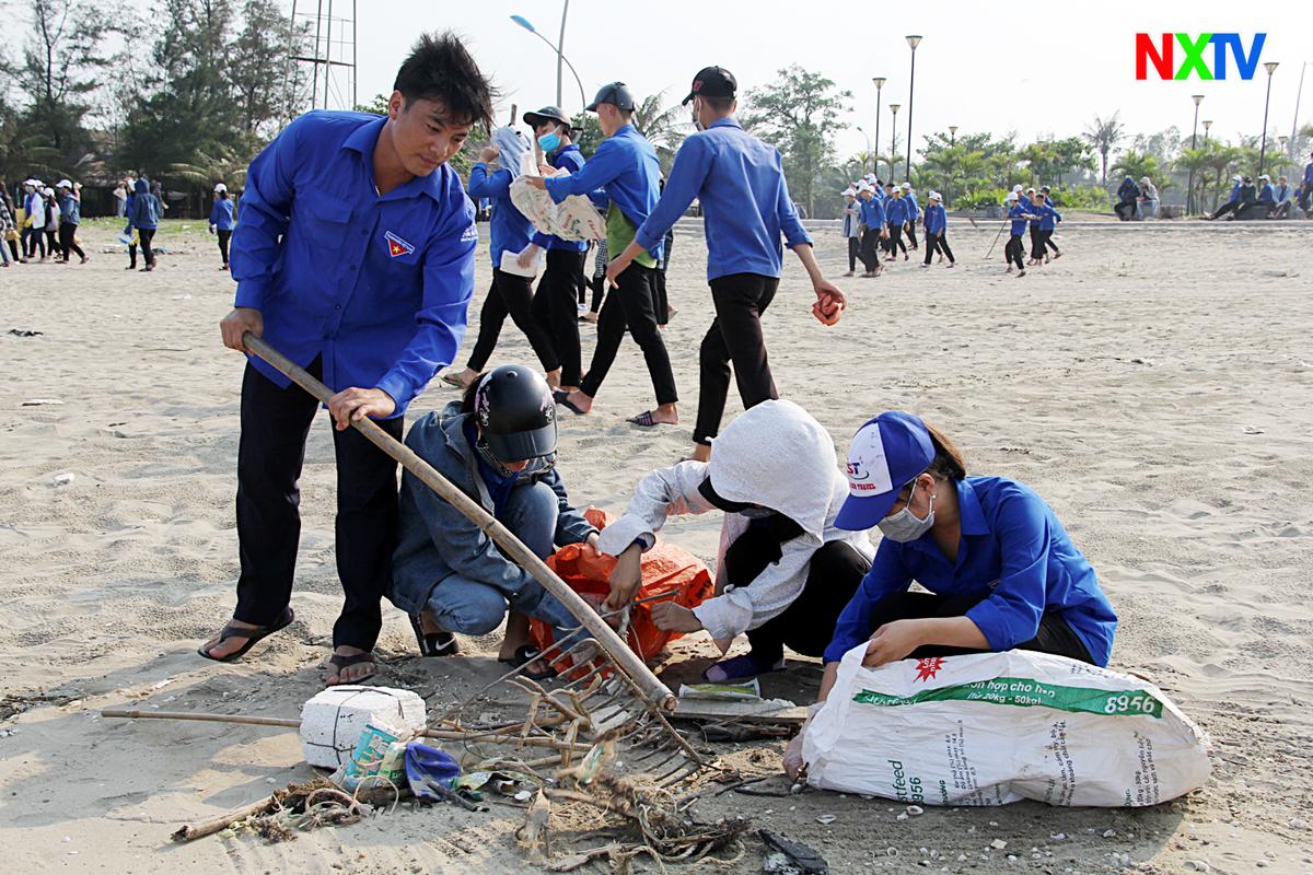 Hơn 1.000 ĐVTN Nghi Xuân tham gia chiến dịch “Hãy làm sạch biển”