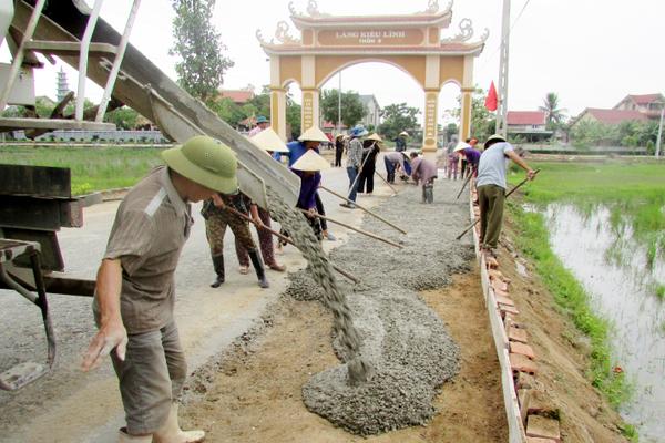 Thôn 5 Xuân Phổ ra quân làm lề đường và xây bồn hoa cây cảnh