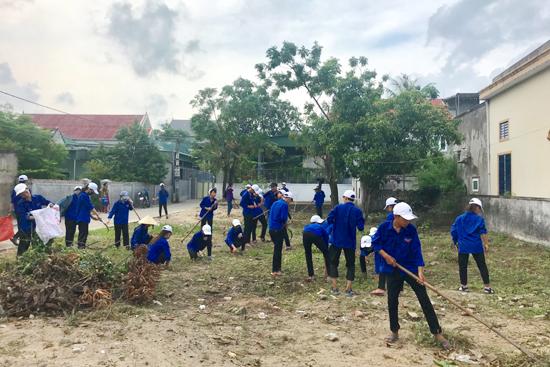 Giáo viên, học sinh THPT Nghi Xuân giúp Cương Gián xây dựng nông thôn mới