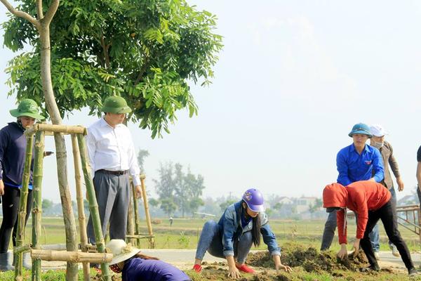 Thanh niên cơ quan UBND huyện giúp Xuân Trường xây dựng nông thôn mới