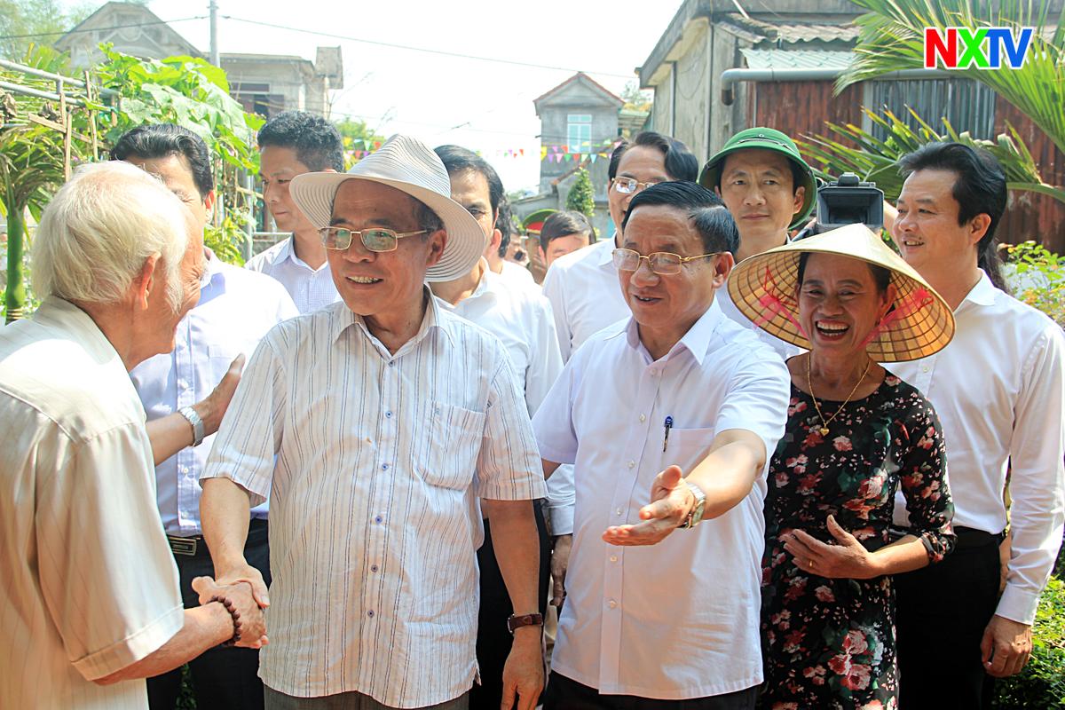 Nguyên Chủ tịch Quốc hội tham quan NTM tại Nghi Xuân