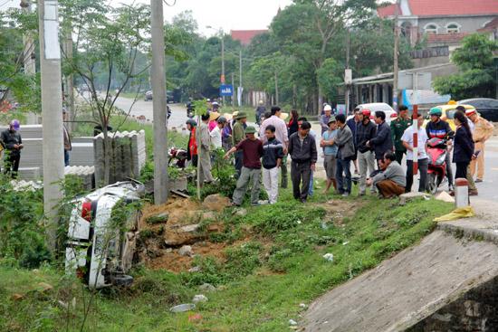 Ô tô tông xe đạp rồi rơi xuống cầu, 5 người thoát chết