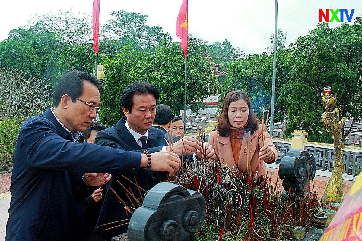 Lãnh đạo huyện dâng hương các anh hùng liệt sỹ và các bậc tiền nhân