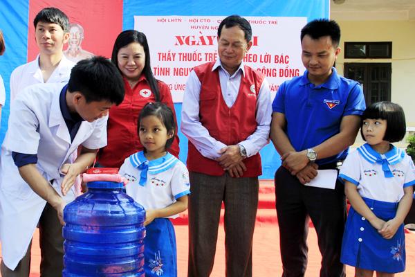 Ngày hội "Thầy thuốc trẻ làm theo lời Bác, tình nguyện vì sức khỏe cộng đồng"