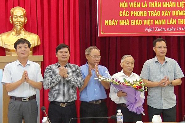 Gặp mặt hội viên Hội Cựu giáo chức tiêu biểu nhân kỷ niệm 36 năm Ngày nhà giáo Việt Nam