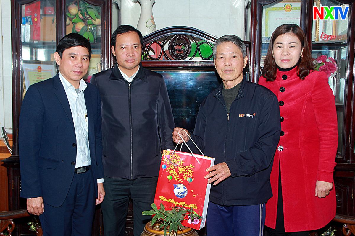 Phó Bí thư Thường trực Huyện ủy thăm hỏi, tặng quà các gia đình chính sách tại Cổ Đạm