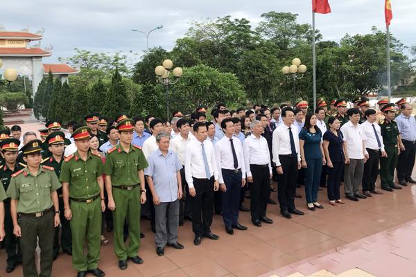 Dâng hương tại Nghĩa trang liệt sĩ huyện nhân kỷ niệm 71 năm ngày Thương binh Liệt sỹ