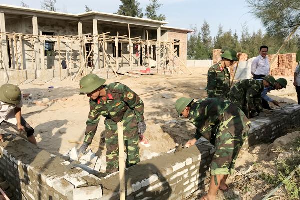 Lãnh đạo huyện thăm, động viên cán bộ chiến sỹ Bộ CHQS tỉnh giúp Cương Gián xây dựng NTM