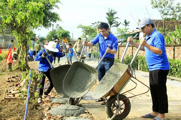 Đoàn thanh niên cơ quan UBND huyện giúp Xuân Trường xây dựng NTM