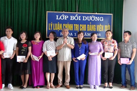 Bế giảng lớp Đảng viên mới khóa 1 năm 2018