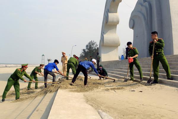 Đoàn viên, thanh niên sôi nổi dọn vệ sinh môi trường biển, xây dựng NTM