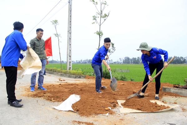 Thanh niên tình nguyện giúp Phong Giang xây dựng khu dân cư NTM kiểu mẫu