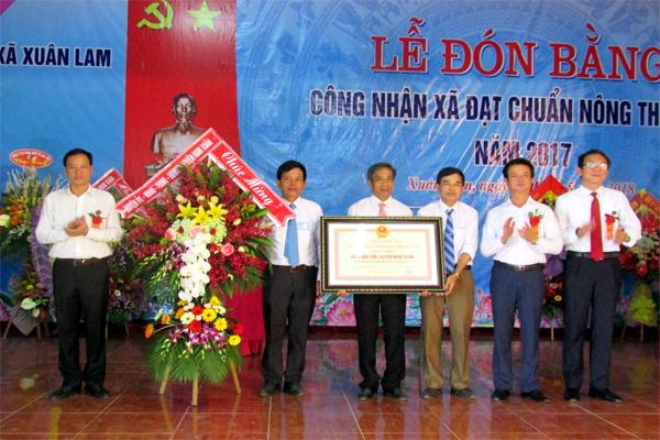 Xuân Lam đón bằng công nhận đạt chuẩn Nông thôn mới