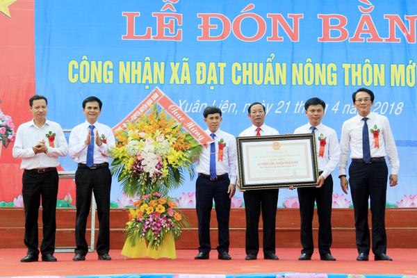 Xuân Liên đón bằng công nhận xã đạt chuẩn NTM