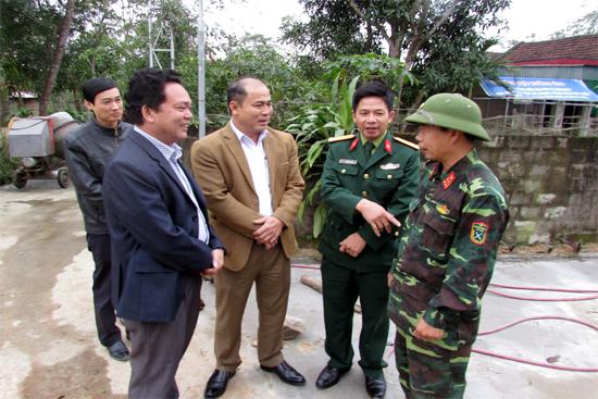 Lãnh đạo huyện thăm và tặng quà cán bộ, chiến sỹ Bộ CHQS tỉnh giúp dân xây dựng Nông thôn mới