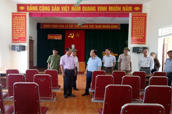 Đoàn liên ngành của tỉnh kiểm tra tiến độ xây dựng NTM tại xã Xuân Giang