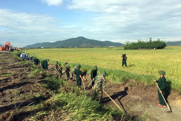 Cán bộ, chiến sỹ Bộ CHQS tỉnh giúp Xuân Giang xây dựng Nông thôn mới