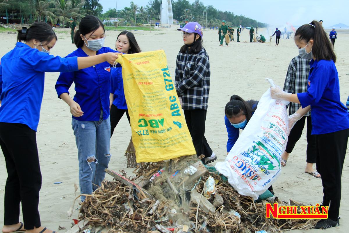 Đoàn viên thanh niên Nghi Xuân cùng các lực lượng vũ trang tham gia làm sạch môi trường biển