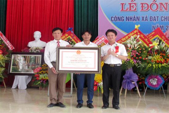 Xuân Hồng đón bằng công nhận đạt chuẩn NTM giai đoạn 2011- 2016