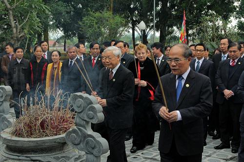 Lãnh đạo Đảng, Nhà nước dâng hương tưởng niệm Đại thi hào Nguyễn Du