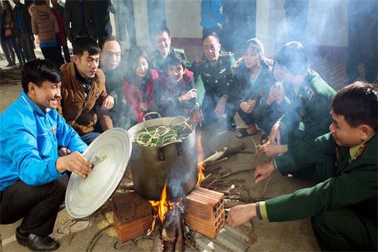 Về Biên phòng Lạch Kèn gói bánh chưng tết tặng người nghèo