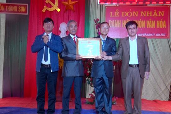 Thôn Thành Sơn đón bằng công nhận danh hiệu làng văn hóa