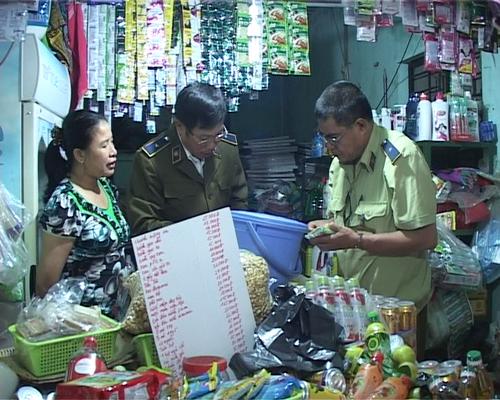 Đoàn kiểm tra liên ngành Nghi Xuân tổ chức kiểm tra hàng lậu, hàng nhái tại các chợ, các điểm kinh doanh dịch vụ trên địa bàn.