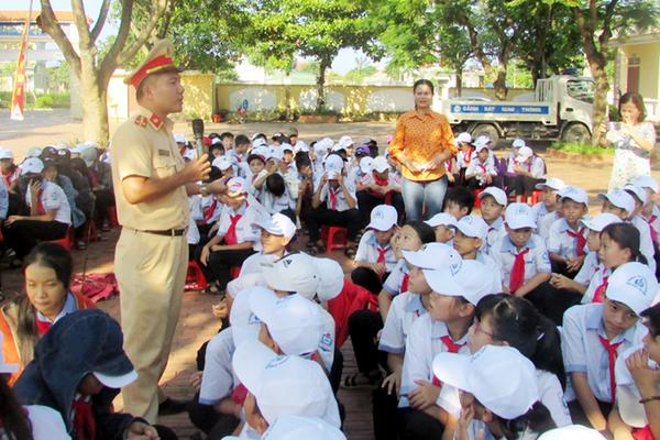 Tuyên truyền về An toàn giao thông cho hơn 800 học sinh trường THCS Cương Gián