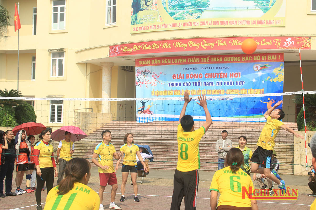 Hấp dẫn trận chung kết Giải bóng chuyền hơi trung cao tuổi nam, nữ phối hợp toàn huyện Nghi Xuân