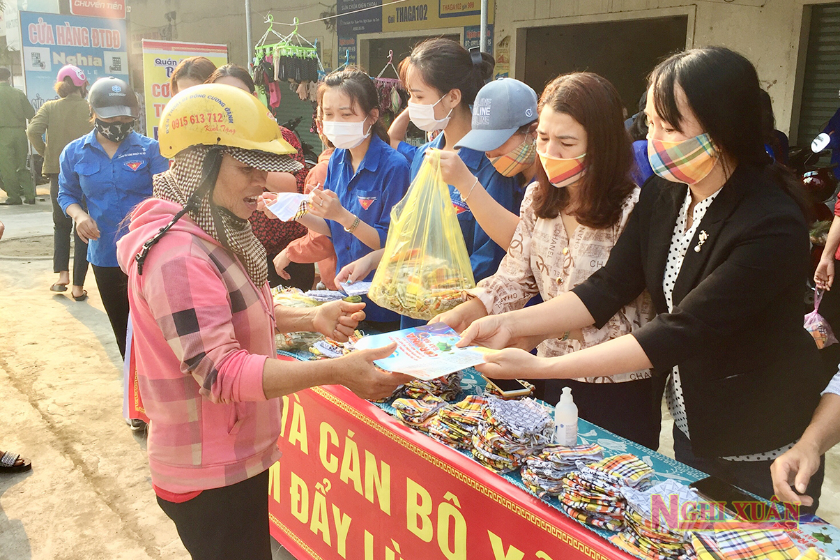 Tổ chức đoàn thể cùng người dân Nghi Xuân quyên góp tặng khẩu trang cho người khó khăn