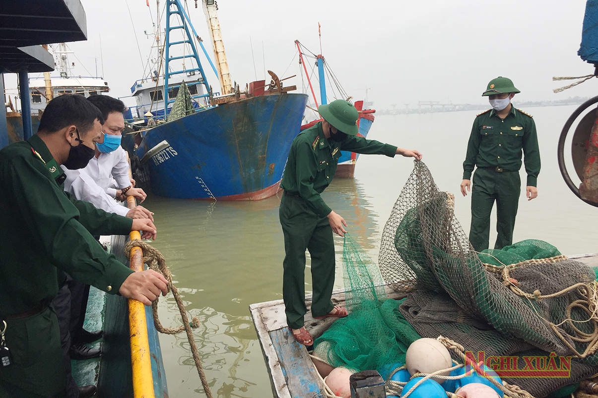 Đồn Biên phòng Lạch Kèn bắt giữ 2 tàu giã cào Nghệ An khai thác sai quy định trên vùng biển Xuân Liên