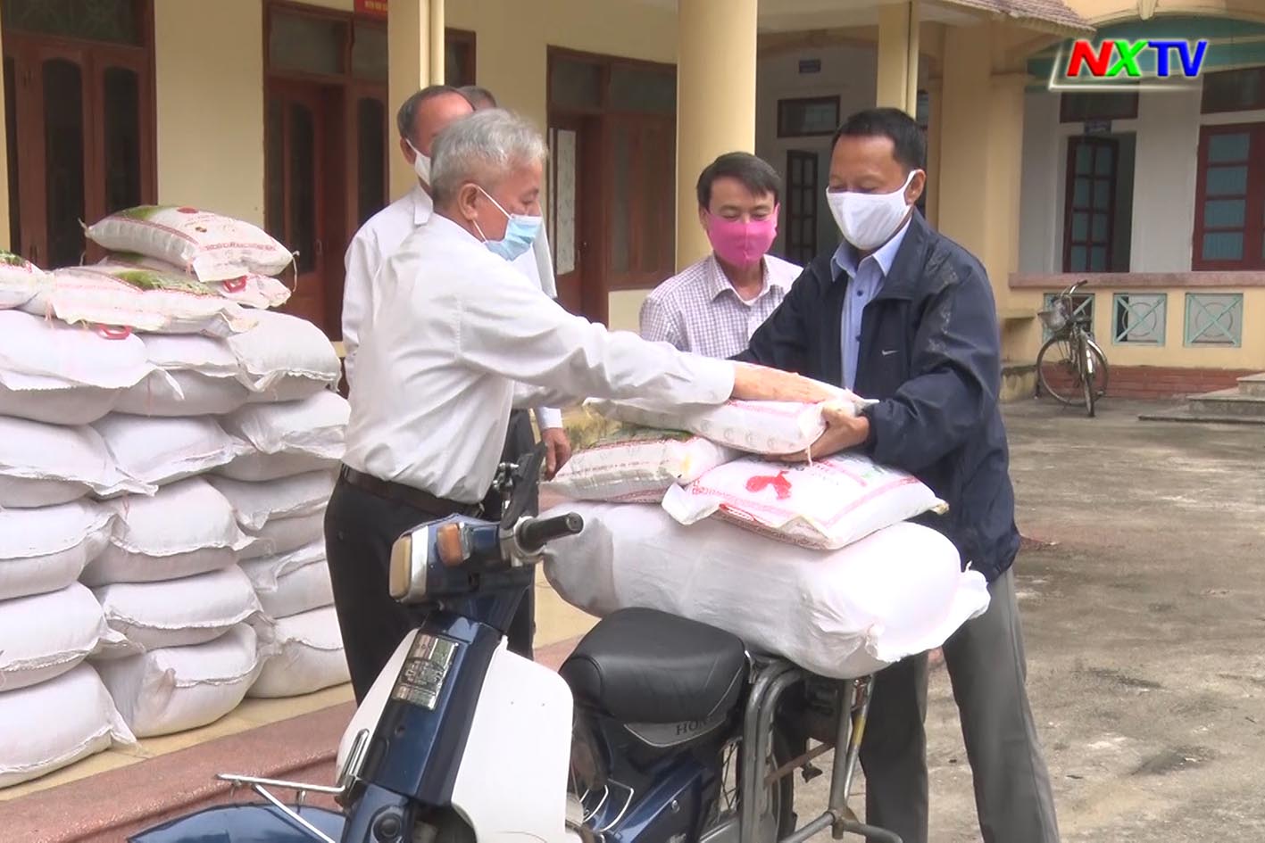 Hội Cựu chiến binh Nghi Xuân trao 90 phần quà cho hội viên khó khăn