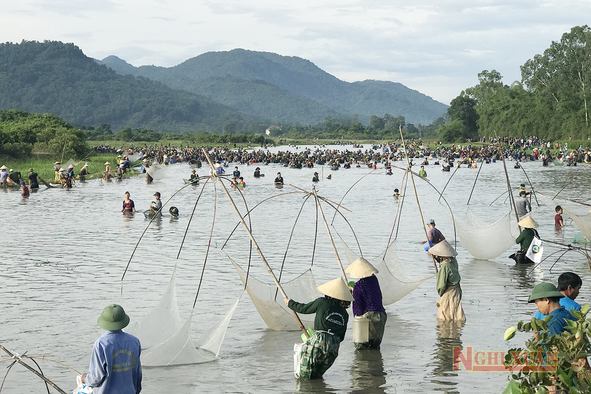 Hàng ngàn người "đội nắng" tham gia lễ hội đánh cá Đầm Vực