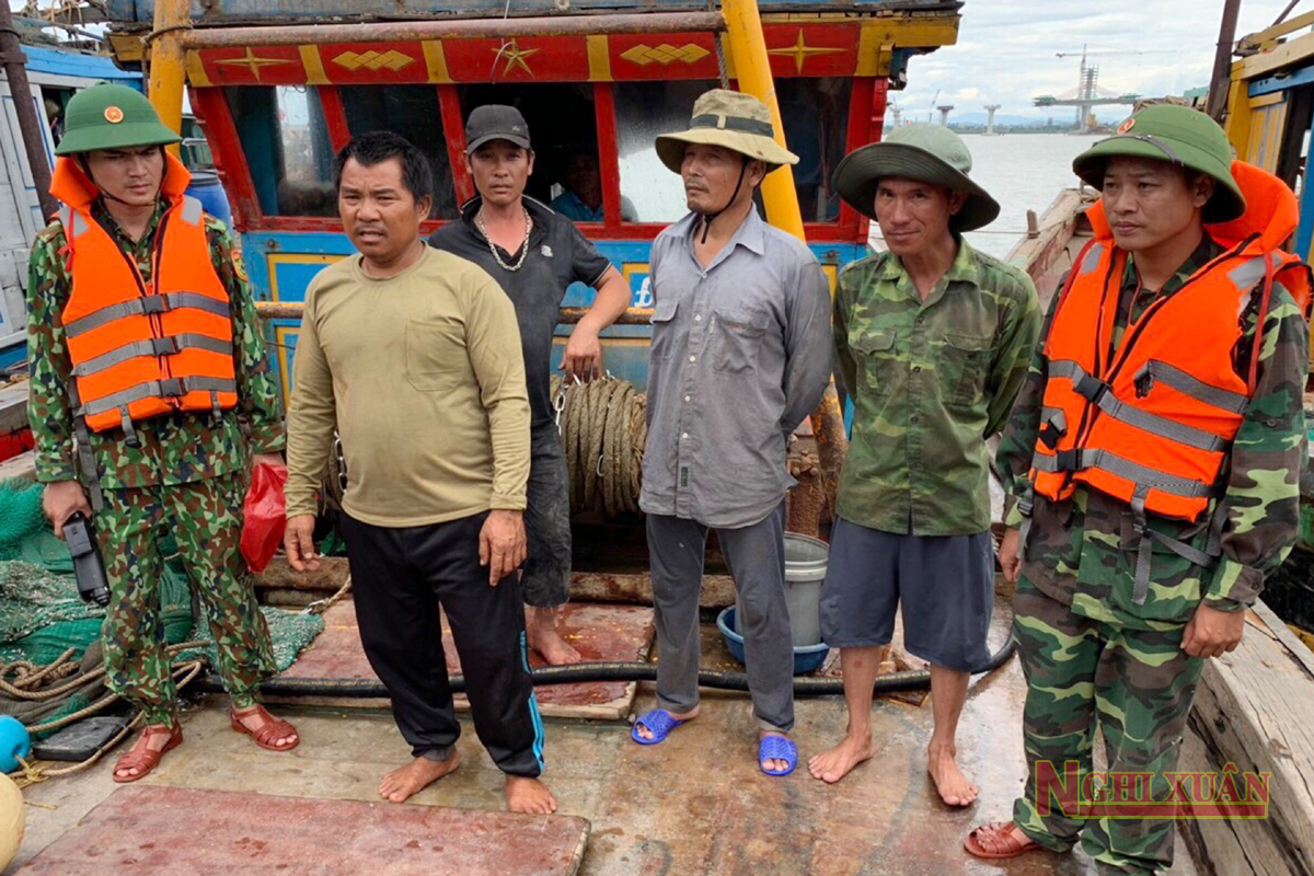 Biên phòng Lạch Kèn tiếp tục bắt thêm 2 tàu giã cào khai thác trái phép trên biển