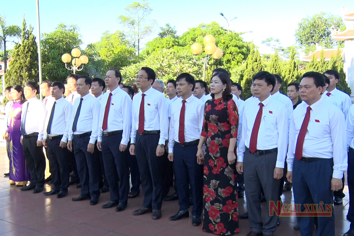 Lãnh đạo huyện Nghi Xuân dâng hương báo công tại Nghĩa trang Liệt sỹ và các khu di tích