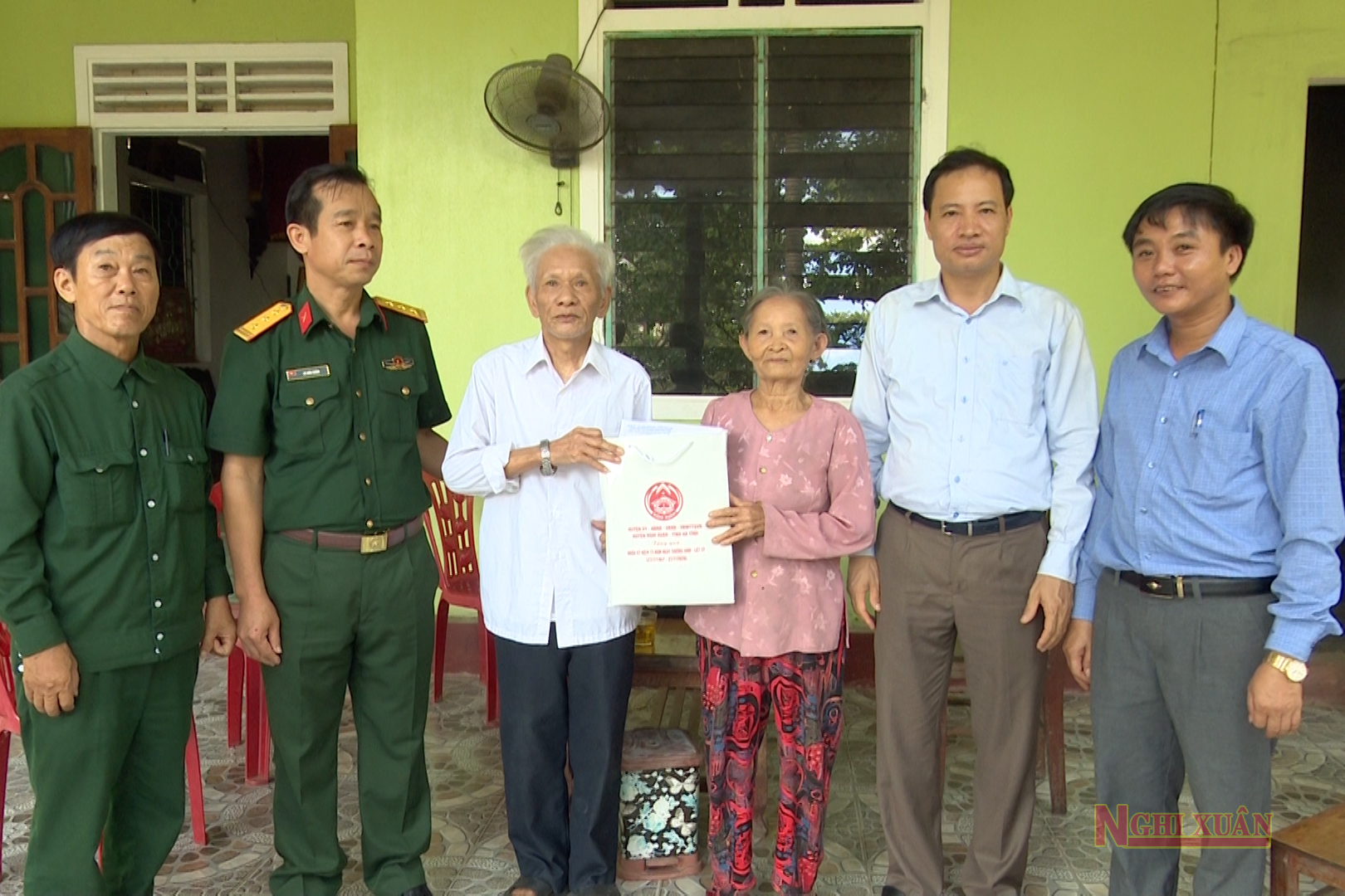 Phó Bí thư Thường trực Huyện ủy tặng quà gia đình chính sách xã Xuân Lam và Xuân Hồng