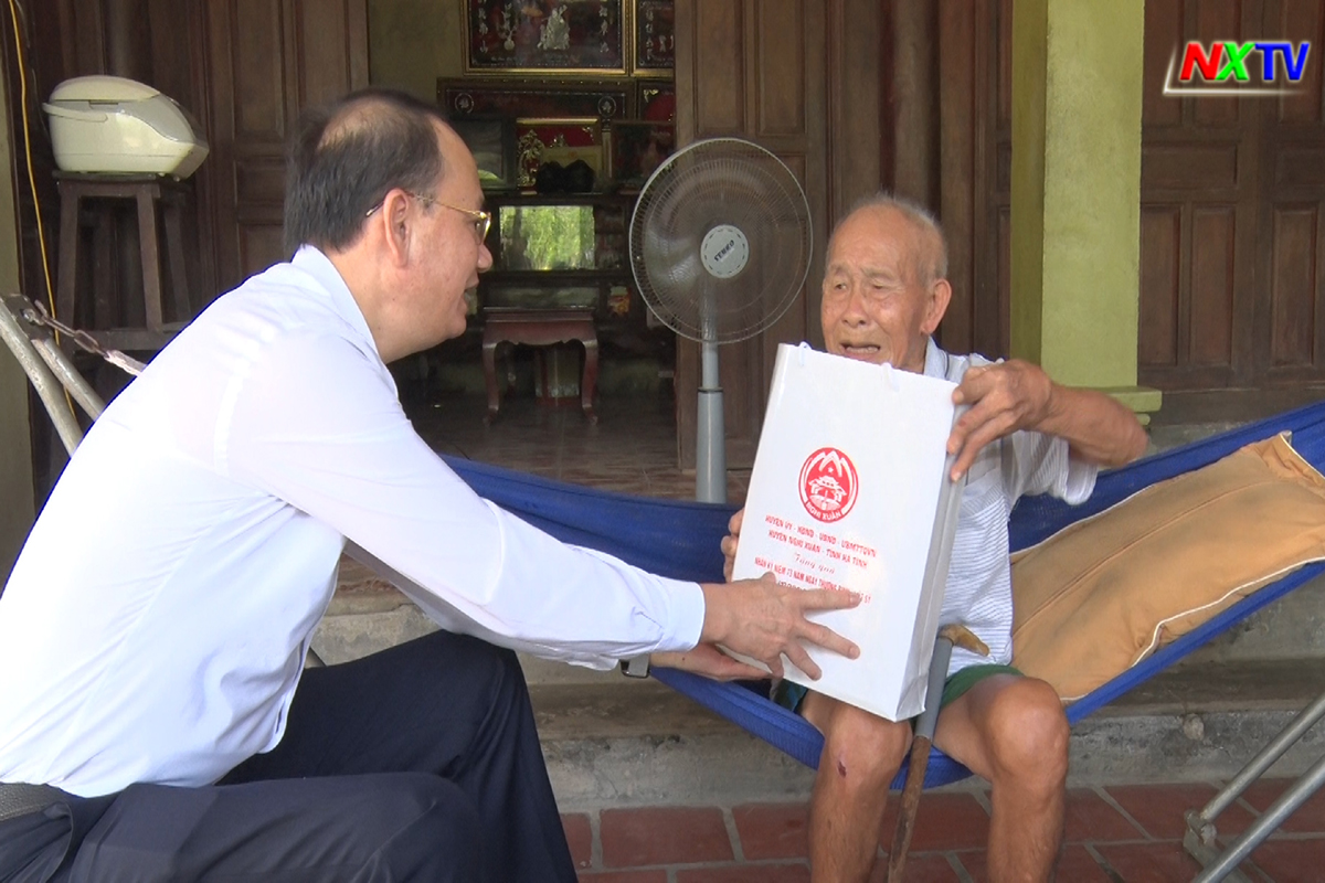 Bí thư Huyện ủy thăm và tặng quà các gia đình chính sách nhân ngày Thương binh Liệt sỹ