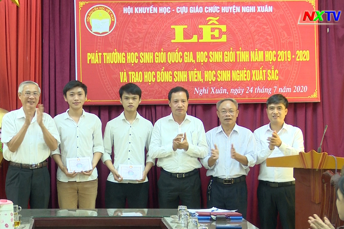 Hội Khuyến học - Cựu giáo chức Nghi Xuân khen thưởng 53 học sinh giỏi và học sinh, sinh viên nghèo vượt khó