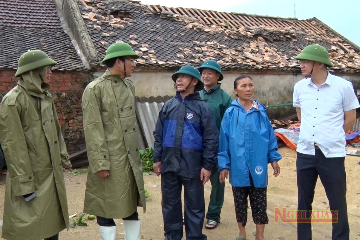 Lãnh đạo Nghi Xuân chỉ đạo công tác khắc phục hậu quả do lốc xoáy gây ra tại Cương Gián