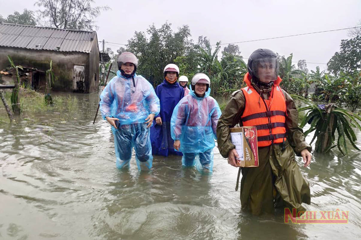 Tình người Nghi Xuân trong cơn lũ dữ