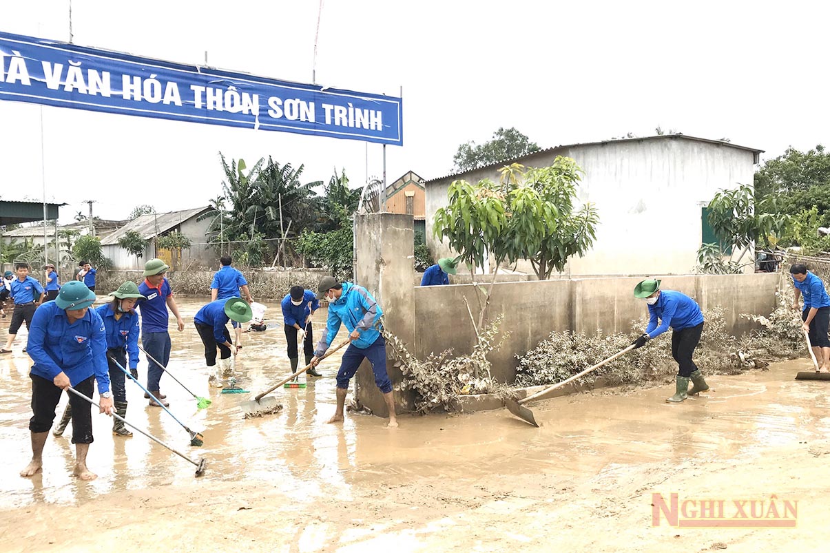 Đoàn viên, thanh niên Nghi Xuân giúp đỡ 2 huyện Cẩm Xuyên, Thạch Hà khắc phục hậu quả mưa lũ