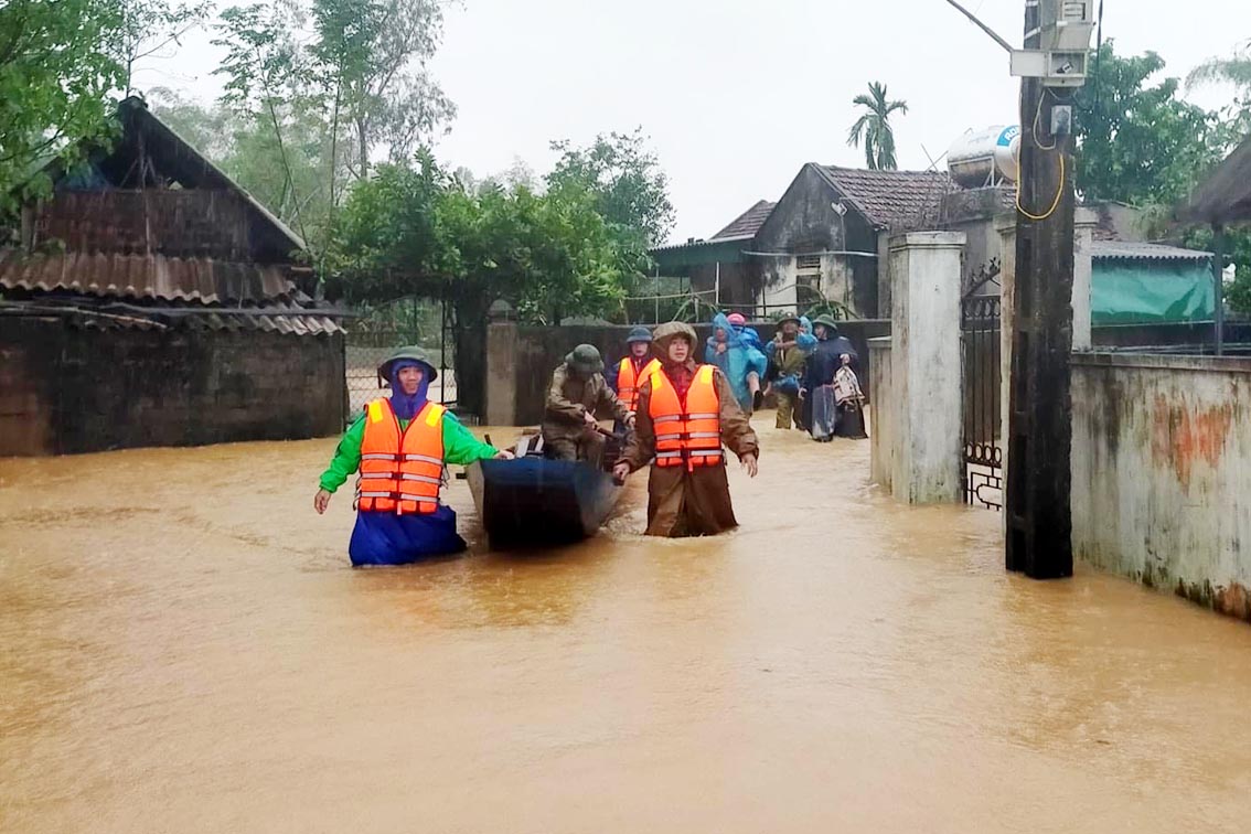 Mưa lớn gây ngập úng nhiều khu vực ở Nghi Xuân