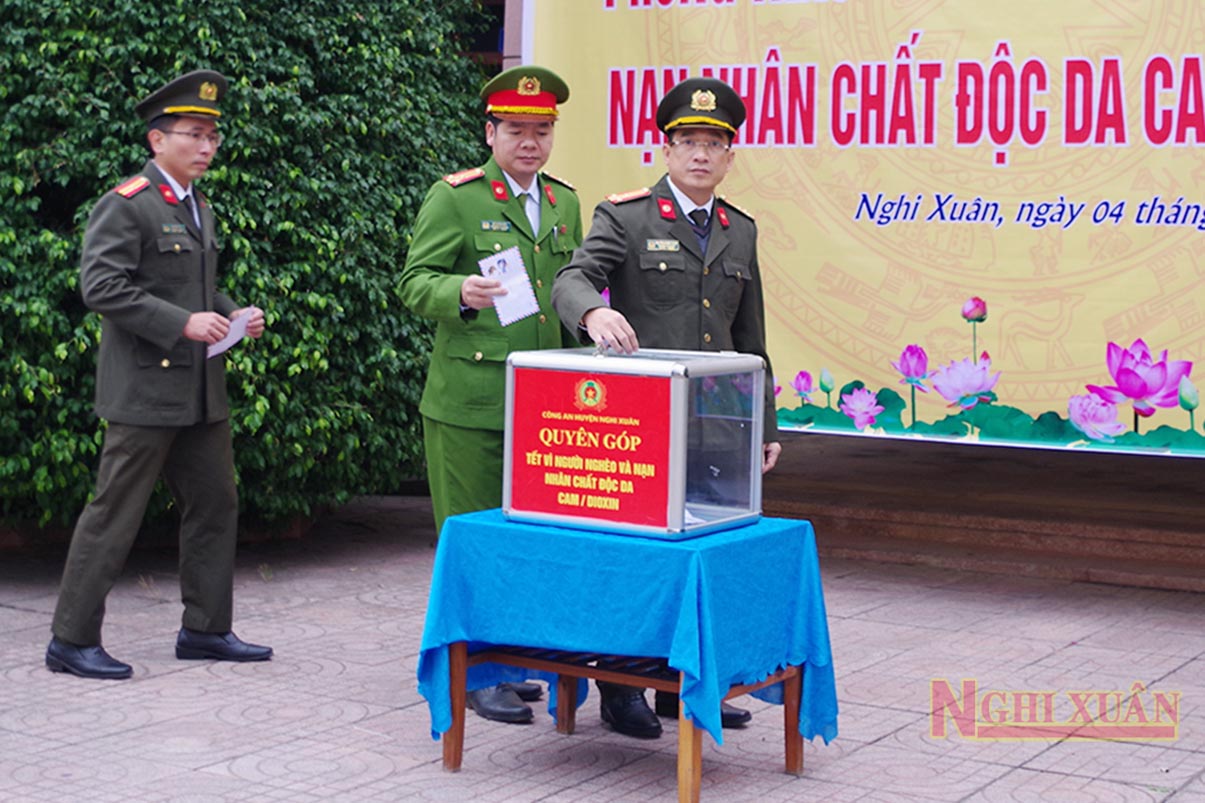 Công an Nghi Xuân quyên góp hơn 18 triệu đồng giúp đỡ người nghèo và nạn nhân chất độc da cam/dioxin